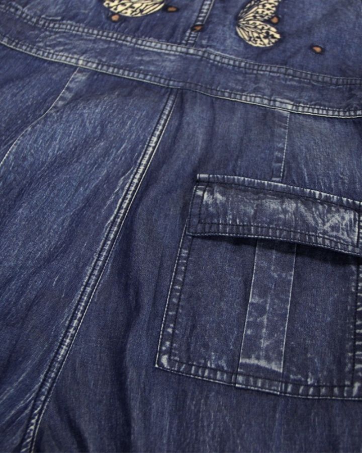 jeanssotff-jumpsuit-lange-schultertrager-weite-hose-schmetterling-bestickte-gesasstasche-detail