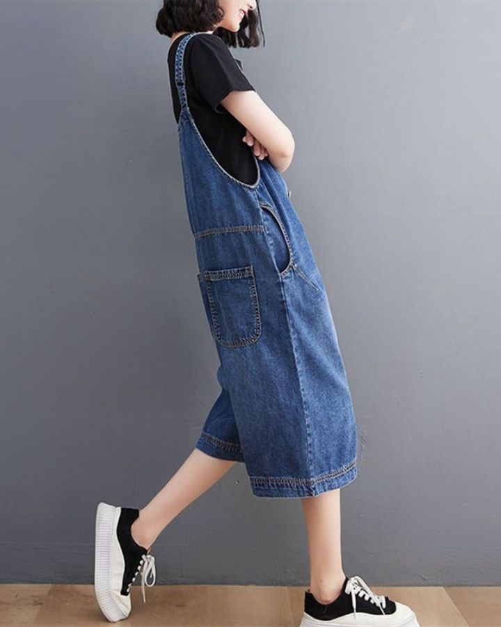 jumpsuit-damen-kuschelig-jeans-shorts-grosse-fronttasche-knopfdesign-langer-schulterriemen