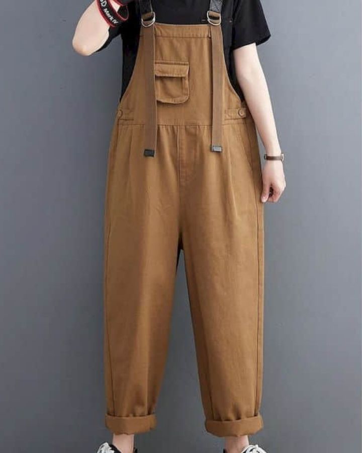jumpsuit-damen-kuschelig-lange-schultertrager-denim-stoff-einfache-farbe-grosse-fronttasche