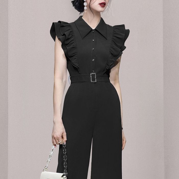 schwarzer-jumpsuit-mit-rüschen-schultern-hemdkragen-frontknöpfe-taillengürtel-elegantes-schickes-design