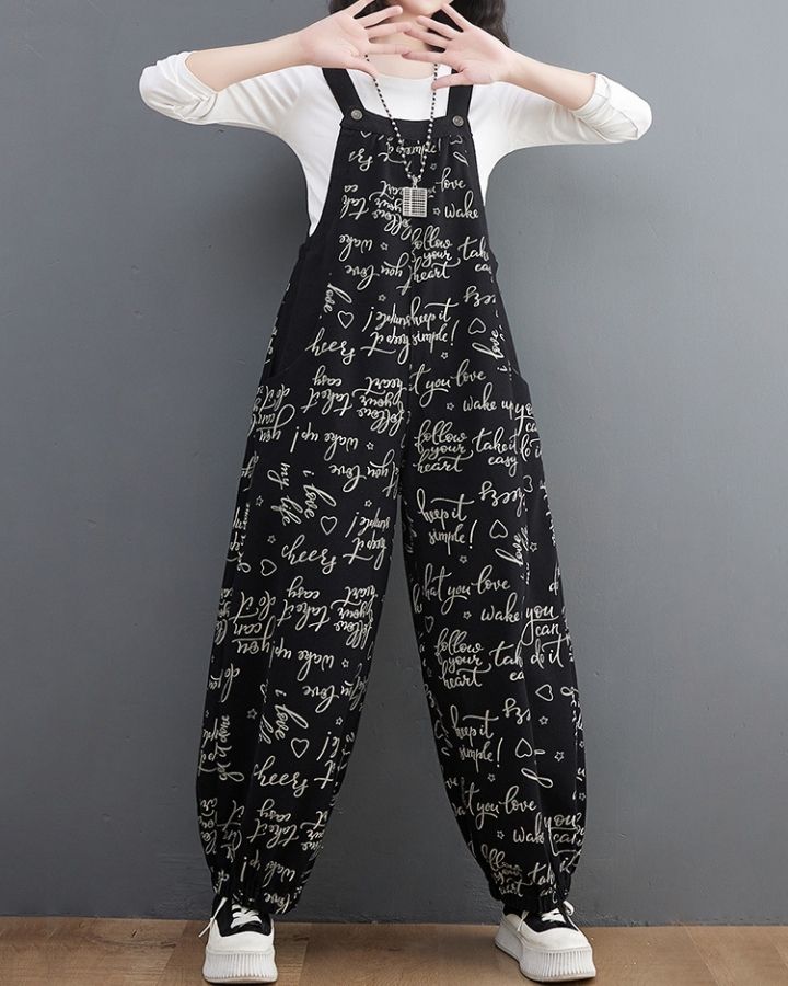 jumpsuit-damen-kuschelig-lange-schultertrager-weisser-schriftzug-bedruckt-elastische-bundchen